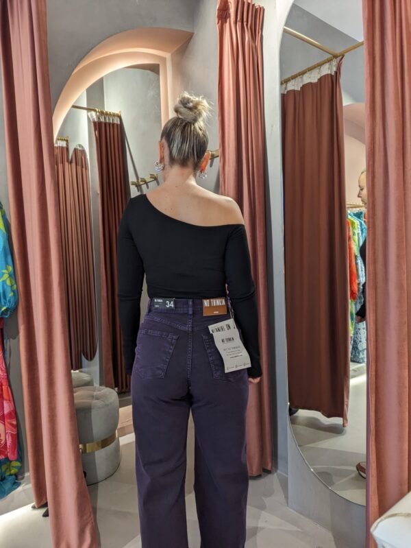 No Thinkin wide leg ψηλόμεσο παντελόνι με άνετη εφαρμογή και σε μοναδικό vintage μωβ χρώμα. Διαθέτει 5 τσέπες, φερμουάρ και μεταλλικό κουμπί.